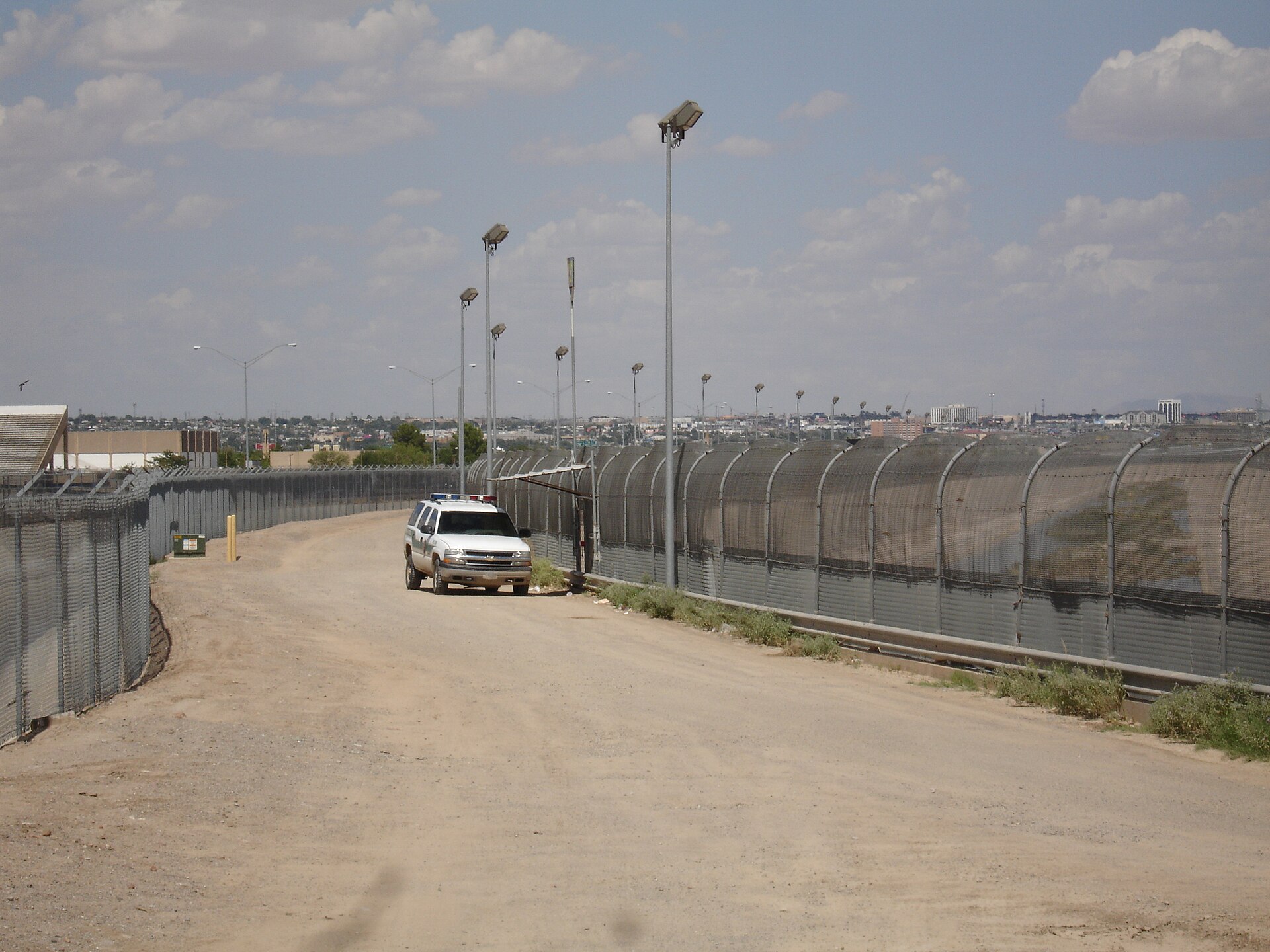Valla fronteriza entre Estados Unidos y México cerca de El Paso