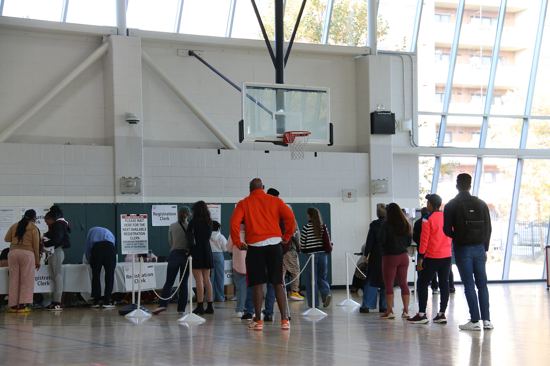 Personas en una mesa de registro de un centro de votación en Washington, D. C.