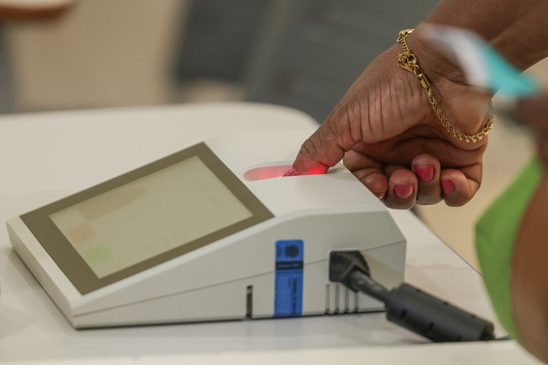 Electores durante la primera vuelta de las elecciones brasileñas en Brasília, el 4 de octubre de 2026